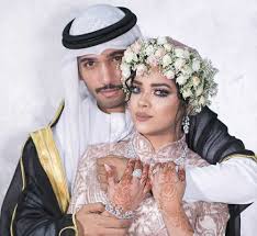 وهي حفيدة الأمير محمد بن عبد العزيز آل سعود سنة 1977. Ø³Ø¨Ø¨ Ø·Ù„Ø§Ù‚ Ù…Ø´Ø§Ø¹Ù„ Ø§Ù„Ø´Ø­ÙŠ ÙˆØ§Ø­Ù…Ø¯ Ø®Ù…ÙŠØ³ Ù…ÙˆØ³ÙˆØ¹Ø© Ø§Ù„Ù…Ù†Ù‡Ø§Ø¬