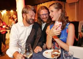 Má totiž spoustu kontaktů a mohl by jí tak nějaký kšeft dohodit. Tyden Cz Manzel Jany Bernaskove Si Postezoval Doma Je Stejna Jako Ve Filmu