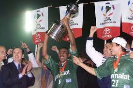 Palmeiras é campeão da libertadores e agora vai em busca do mundial. Palmeiras Campeao Da Libertadores O Dia Em Que O Coracao Alviverde Quase Parou De Bater Jovem Pan