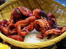 Después de descongelar los ejemplares que va a cocinar los mete en una hormigonera y. Como Cocer Pulpo De Forma Facil Y Sencilla