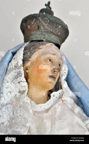 Antica statua della Vergine Maria, close-up del viso Foto stock