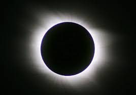 La luna está entre el sol y la tierra, bloqueando completamente la luz del astro desde la tierra. Que Es Un Eclipse Solar