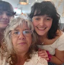 I need this Shrek toothpaste dispenser 😂🍑💚