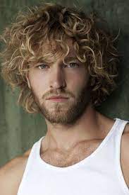 Natural Curls Are Both Boyishly Sweet And Ruggedly Masculine The Soft Ruffles Remind Us Of The Hair Cabelo Ondulado Masculino Cabelo Cacheado Masculino Cabelo