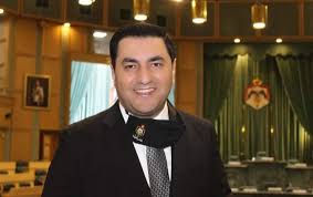 لم يكن الخلاف بين النائب أسامة العجارمة وصاحب المصنع خلافًا عاديًا، بل تمثل على صورة تحدّ فوق رقعة شطرنج ممزوجة بالأسود والأبيض، وهو تحدّ بين عقلين مختلفين يمثلان منطقين مختلفتين، تحدّ بين جشع المستثمر الذي يغفل عن واجباته في تنمية المجتمع المحلي وبين القابضين على الوطن. Ø§Ù„Ù†Ø§Ø¦Ø¨ ÙØ±ÙŠØ­Ø§Øª ØªØ³Ù„Ù…Øª Ø§Ø³ØªÙ‚Ø§Ù„Ø© Ø®Ø·ÙŠØ© Ù…Ù† Ø£Ø³Ø§Ù…Ø© Ø§Ù„Ø¹Ø¬Ø§Ø±Ù…Ø© ÙˆØ³Ø£Ù‚Ø¯Ù…Ù‡Ø§ Ù…Ø³Ø§Ø¡ Ø§Ù„ÙŠÙˆÙ… ÙˆÙƒØ§Ù„Ø© ÙƒÙ†Ø§Ù†Ø© Ù†ÙŠÙˆØ²