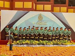 The idea to open a second university in brunei was first addressed by his majesty sultan hassanal bolkiah in his titah delivered at university of brunei. Iiui President Meets Sultan Of Brunei Attends Graduation Ceremony At University Of Sultan Sharif Ali International Islamic University