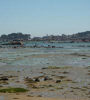 Vue sur la baie de Sainte Anne à marée basse depuis la plage. Au lointain le