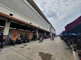 Keadaan pasar payang yang lengang berikutan tiada pelanggan ekoran pelaksanaan perintah kawalan pergerakan bersyarat (pkpb). Pasar Payang Kuala Terengganu