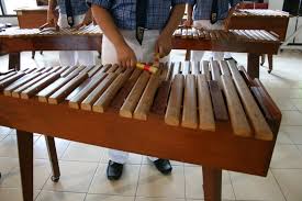Hal ini merupakan harta budaya yang tak ternilai harganya yang tetap atau harus kita. 30 Alat Musik Tradisional Indonesia Yang Terkenal Bukareview