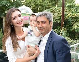 Ayrıldı14 ve ayrıldıktan kısa bir süre sonra, 12 aralık 2012 tarihinde ömer lütfi mete'nin yeğeni nagehan kaşıkçı ile evlendi.[ Necati Sasmaz In Esi Nagehan Sasmaz Kimdir Kac Yasinda