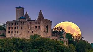 Wagen wir einen blick auf die himmelskonstellation zum vollmond im april. Die Zwei Grossten Vollmonde Des Jahres Vollmond Am 27 April Und 26 Mai 2021 Sternenhimmel Br Wissen