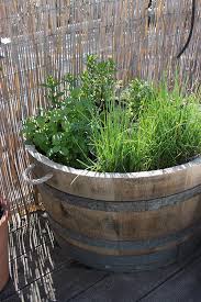 Holzfass Krauterbeet Pflanzkubel Weinfass Temesso Fass Halbiert Mit Trageschlaufen Echtes Weinfass D70cm H40cm Or Weinfass Garten Wasser Im Garten Weinfass