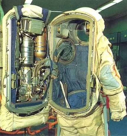 Los trajes espaciales no son “simples trajes” en absoluto  Un traje  espacial extravehicular (EVA) es básicamente una nave espacial en miniatura  que se lleva puesta. Su función no es solo cubrir