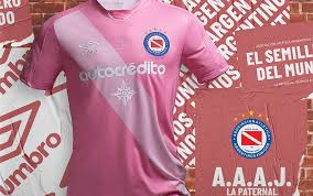 Noticias, actualidad, información del club, el fútbol y las otras disciplinas, historia, fondos de pantalla, fotos de la hinchada, datos y fotos de maradona en el club, los medios partidarios y la agrupación solidaria. Umbro Lanza Una Camiseta De Argentinos Juniors Conciente Presente Rse