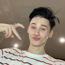 Справа — его мама с новой семьёй. Danya Milohin Tik Tok Biografiya I Video Instagram Foto I Devushka Blogera Skolko Let