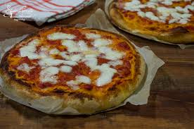 La ricetta base dell'impasto, i condimenti e i gusti più famosi e la ricetta della pizza senza glutine, con tanti consigli utili e un video tutorial. Come Cuocere La Pizza Nel Forno Di Casa Con Impasto Infallibile