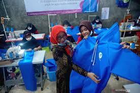 Contoh energi kalor misalnya saat memanaskan air dengan api, suhu dari api akan berpindah ke air sehingga membuat air mendidih. Ukm Tulungagung Produksi Apd Untuk Bantuan Idi Antara News