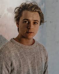 Discuter du concept de nihilisme optimiste avec son chien