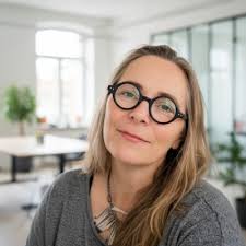 Sandra Blow was indeed a remarkable artist, known for her innovative use of  materials and bold, abstract compositions. Her work often combined a  variety of media and textures, creating dynamic and… |