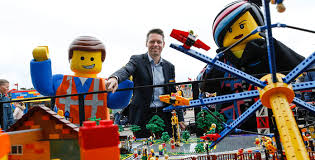 Legoland is een ode aan jonge bouwheren en bouwvrouwen, kinderen klein en groot. Nieuwe Attractie In Legoland Legoland Movie World Reisprofs Nl