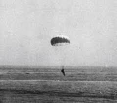 'viento divino') de origen japonés, fue utilizado originalmente por los traductores estadounidenses para referirse a los ataques suicidas, efectuados por pilotos de una unidad especial perteneciente a la armada imperial japonesa contra embarcaciones de la flota de los. Eres Un Piloto Kamikaze En La Segunda Guerra Mundial Donde Vas A Aterrizar Quora
