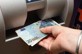 como sacar dinheiro no exterior usando caixas automaticos