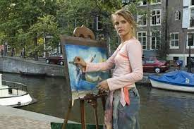 Sala de judecată, insuficientă pentru toate sufletele care își căutau dreptatea, mirosea a transpirație și a praf. Un Gigolo De Doi Bani Aventuri In Europa