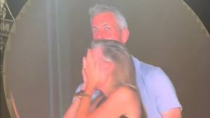 Quando la kiss cam diventa un riflettore: la vicenda degli amanti scoperti  al concerto dei Coldplay - Napoli Village - Quotidiano di Informazioni  Online