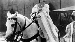 Die hauptdarstellerin des vor allem in deutschland extrem beliebten märchenfilmklassikers „drei haselnüsse für aschenbrödel, libuše šafránková, ist in prag an. Libuse Safrankova Moviepilot De