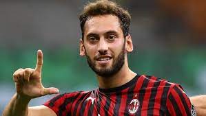 Milan'a transfer olmasının ardından i̇talyan ekibinin de ilk 11'de vazgeçemeyeceği isimler arasında yer alıyor. Hakan Calhanoglu Kimdir Hakan Calhanoglu Kac Yasinda