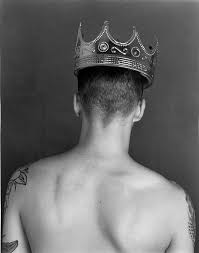 Black And White Crown Photography Guy Wearing A Crown Photography Male Character Inspiration Fantasy Photography Photography Blue Lily