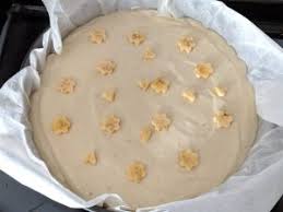 Beliebige anzahl an kirschen gefroren auf dem omelett verteilen und… Bananen Quark Torte Nelkenpfeffer