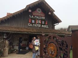 La neige est tombée au col du mont sion, et le décor est parfait pour la réouverture du hameau du père noël, autorisée à ouvrir les partir du. Le Hameau Du Pere Noel Melodie Infinie