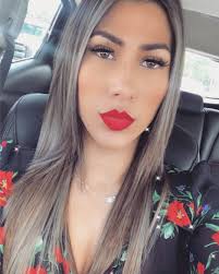 Surround yourself with positive people who are going to push you toward  greatness!❣️✨