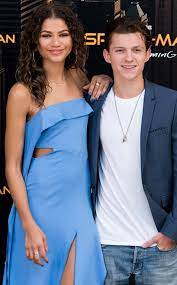 The couple were photographed packing on the pda at a red light during a sunset drive in holland's $125,000 audi sports car. Spider Man Setinde Ask Iddiasi Tom Holland Zendaya Magazin Haberleri Ntv