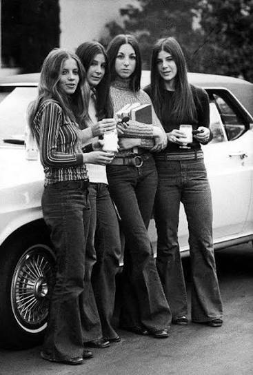 Girls in the '70s: what detail immediately catches your eye? The full article is in the first comment.