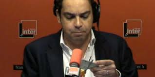 Vidéo : Patrick Cohen découpe sa carte de presse en direct