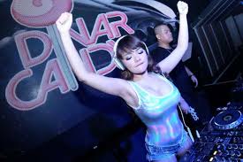 Dinar candy jadi sorotan, pasalnya ia bertemu deddy corbuzier tidak memakai bra. Dj Dinar Candy Bangga Single Candy Kane Raih Best Track Ke 6