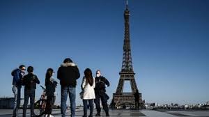 Dal mondo: a Parigi mascherine obbligatorie all'aperto nella zona turistica