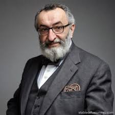 un aston martin antiguo y un chance vought f4u corsair en una pista de  aterrizaje el avion ya ha aterrizado en blanco y negro Prompts