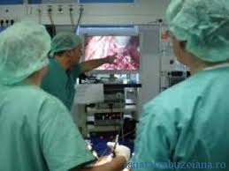 Interventia percutana se face introducand o valva biologica in locul celei ingustate prin intermediul unui tub inserat in artera principala de la baza membrului inferior. Premiera Mondiala In Chirurgia Cardiovasculara Valva Aortica Inlocuita Fara Deschiderea Toracelui SÄƒnÄƒtatea BuzoianÄƒ