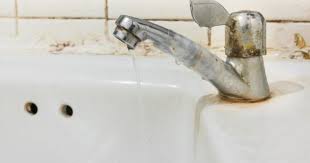 Bizde fayanstaki pas lekesi nasıl çıkar cevaben fayans pas sökücü ürünümüzü tanıtalım istedik. Lavabodaki Banyodaki Pas Lekesi Nasil Cikar Kizlarsoruyor