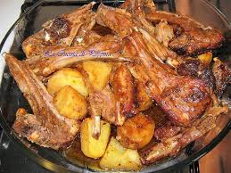 Iniziamo col pelare le patate, laviamole e tagliamole in grossi pezzettoni. Costolette Al Forno Con Patate