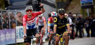 Dit jaar strijden bij de mannen alle 19 uci worldteams en 6 uci proteams voor de hoogste ereplaats in de 75e editie van de voorjaarsklassieker. Mathieu Van Der Poel Wint Boeiende Dwars Door Vlaanderen Wielerflits