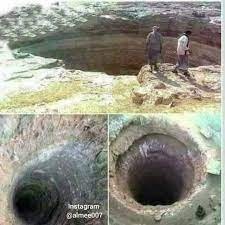 يظهر في الصورة بئر بَرَهُوت البئر الذي بدور حوله الكثير من الغموض والأسرار، دونًا عن القصص المرعبة روِيَ عن علي بن أبي طالب قوله أن: Ù‚ØµØ© ÙˆØ­ÙƒØ§ÙŠØ© Ù‡Ù„ Ø³Ù…Ø¹ØªÙ… Ø¹Ù† Ø¨Ø¦Ø± Ø¨Ø±Ù‡ÙˆØª Ø¨Ø¦Ø± Ø¨Ø±Ù‡ÙˆØª Ø£Ø³Ø·ÙˆØ±Ø© Ù†Ø§Ø¦Ù…Ø© ÙÙŠ Ø§Ù„Ø¨Ø± Ø§Ù„Ù…ÙˆØ­Ø´ Ø§Ù„Ù…ØªØ±Ø§Ù…ÙŠ Ù„ÙˆØ§Ø¯ÙŠ Ø¨Ø±Ù‡ÙˆØª Ø¨Ø­Ø¶Ø±Ù…ÙˆØª Ø§Ù„ÙŠÙ…Ù† Ù‚ÙŠÙ„ Ù‡ÙŠ Ø£Ø¨ØºØ¶ Ø§Ù„Ø¨Ù‚Ø§Ø¹ Ø¥Ù„Ù‰ Ø§Ù„Ù„Ù‡ ÙˆÙ…Ù†Ù‡Ø§ Ø³ÙŠÙƒÙˆÙ† Ø¯Ù…Ø§Ø± Ø§Ù„Ø£Ø±Ø¶