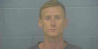 Springfield man charged after attempting to grab 2 peace officers’ guns