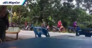 Pemandu kenderaan jenis bmw tersebut telah melakukan kesalahan dengan memberhentikan motokarnya di dalam petak kuning hadapan balai polis trafik pandan indah. Tolak Motosikal Ke Balai Sejauh 6 Km Selama 1 Jam Wapcar