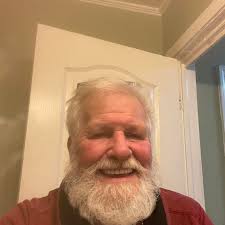 Uma Thurman is rocking flops at the premiere of #OldGuard2. 🩴Jonathan  Bailey will be proud. 🥹