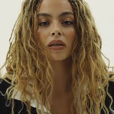 Julia Rodrigues's Instagram, Twitter & Facebook