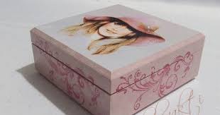 Uzun Bir Aradan Sonra Boyamaya Minik Bir Kutu Ile Basladim Bu Resmi Gorunce Mutlaka Kullanmaliyim Dedim Ve Ilk Firsatta Dege Kutular Pembe